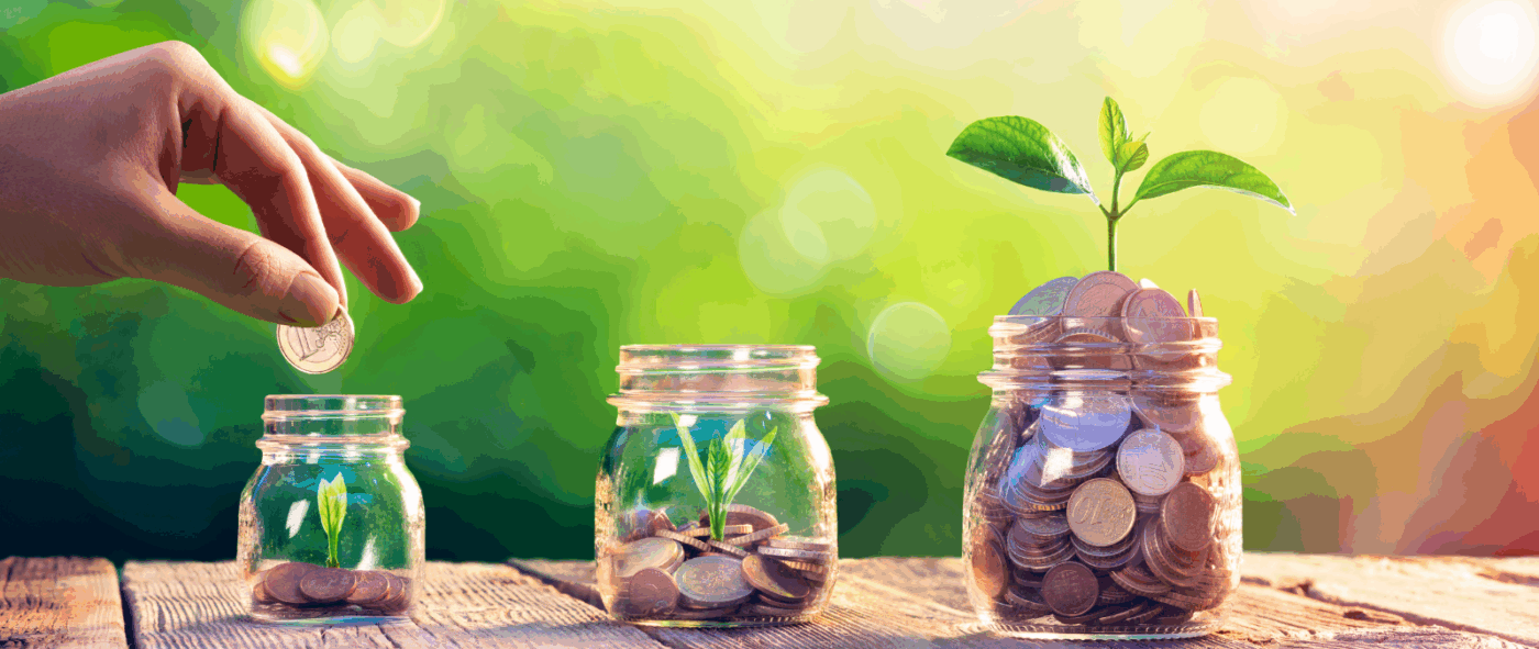 硬貨が入った瓶が並んでいて、そこから双葉が出てきている。お金を育てるという考えを表している。