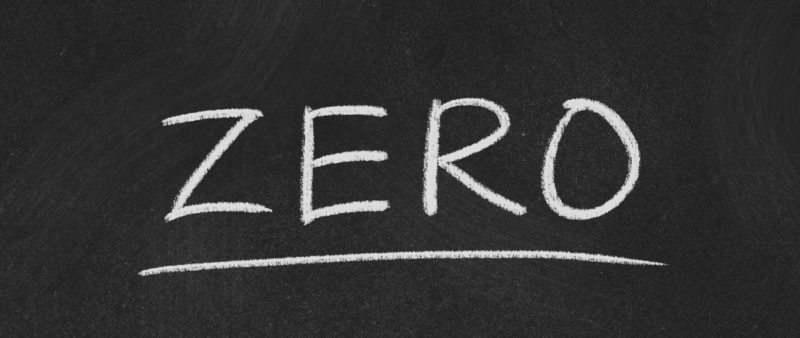 英語でZeroの文字が黒板に白いチョークで書いてある