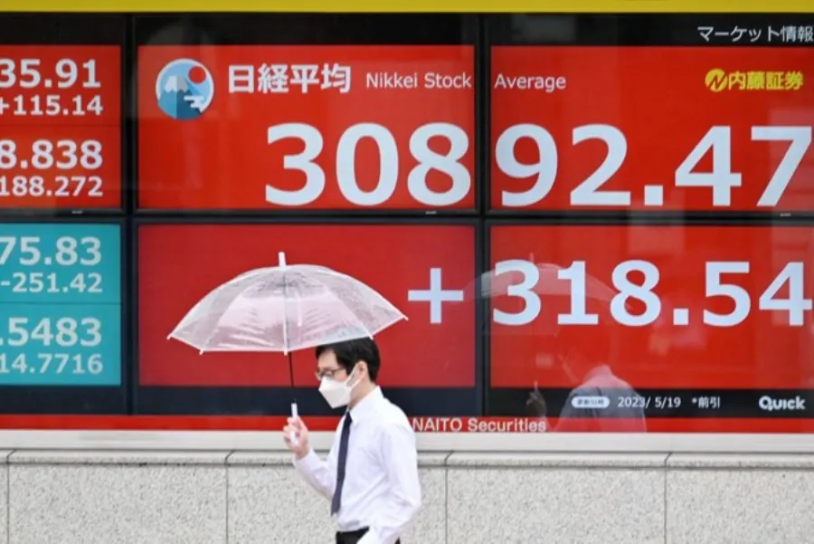 Bang dien tu hien thi diem so chi so Nikkei 225 o Tokyo